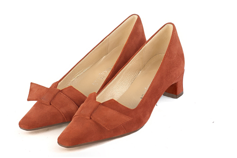 Escarpin habille orange corail Bout effile. Petit talon trotteur. Modele Cecilia Versailles Patte